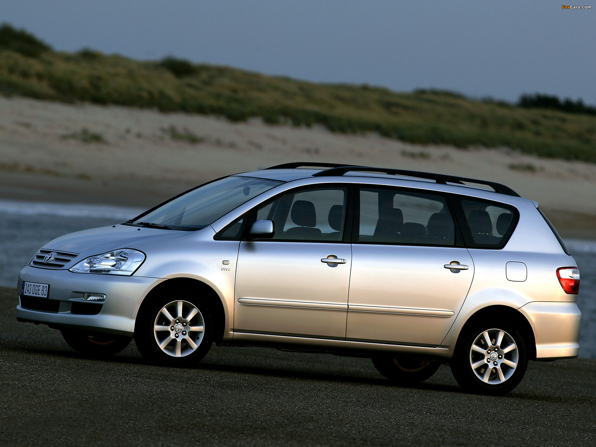 Photos of Toyota Avensis Verso 2003–09 (2048 x 1536)