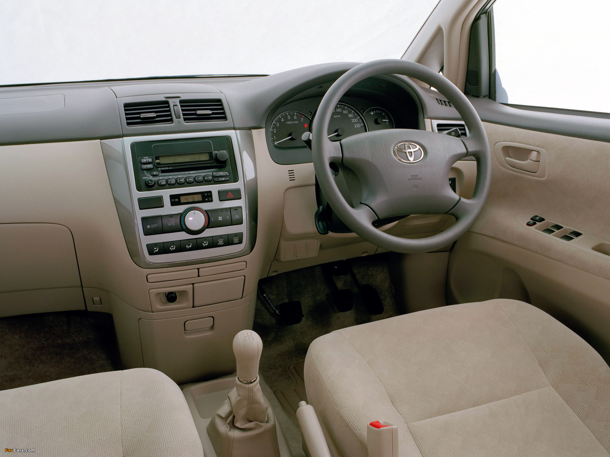 Photos of Toyota Avensis Verso AU-spec 2001–03 (2048 x 1536)