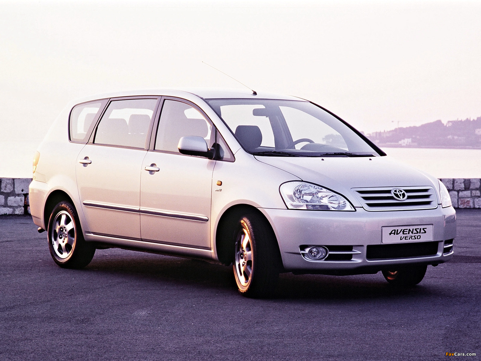 Pictures of Toyota Avensis Verso 2001–03 (1600 x 1200)