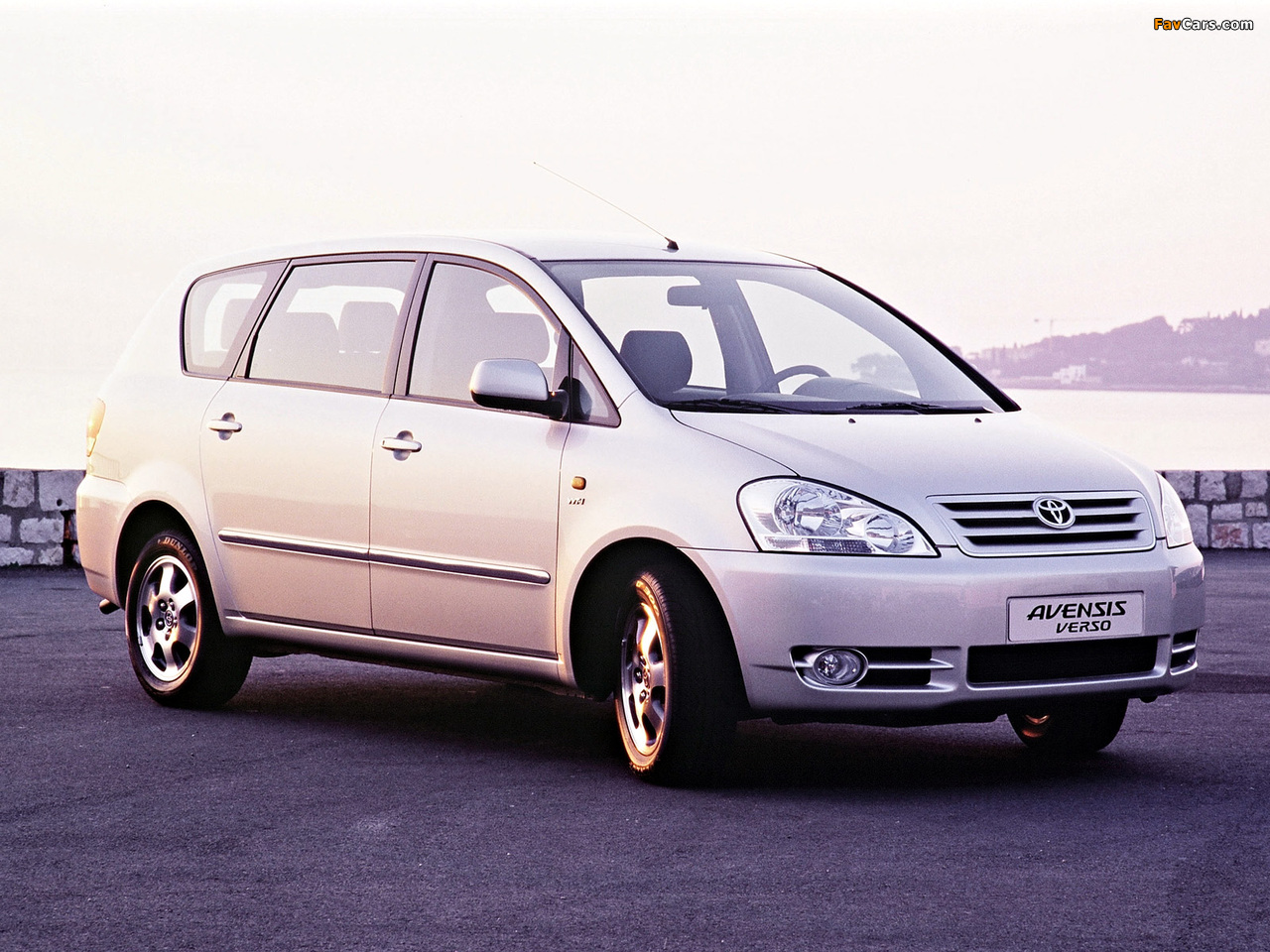 Pictures of Toyota Avensis Verso 2001–03 (1280 x 960)