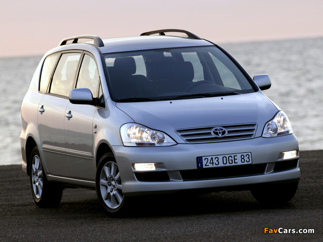 Pictures of Toyota Avensis Verso 2003–09 (640 x 480)