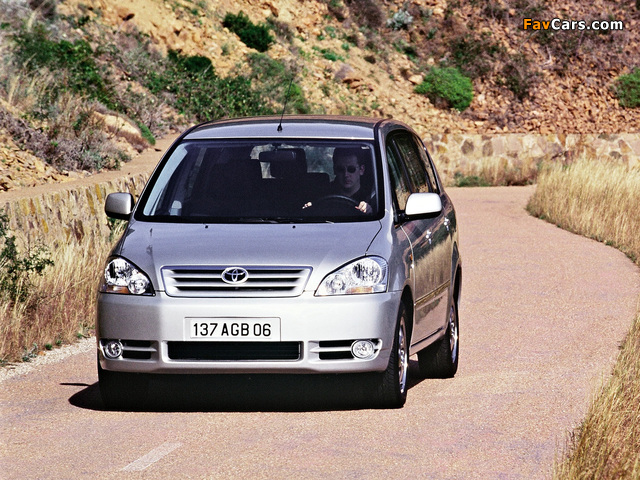 Toyota Avensis Verso 2001–03 photos (640 x 480)