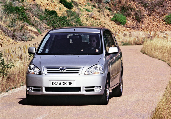 Toyota Avensis Verso 2001–03 photos