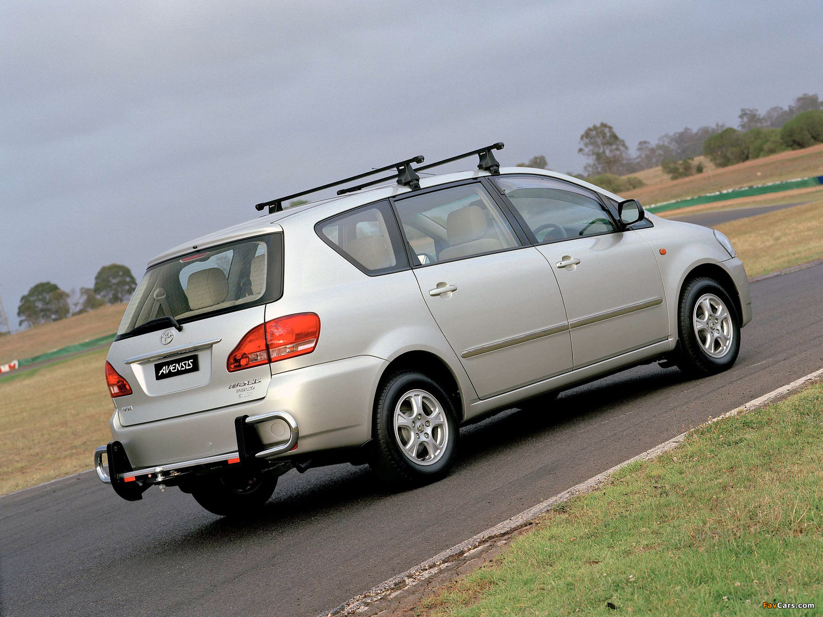 Toyota Avensis Verso AU-spec 2001–03 photos (1600 x 1200)