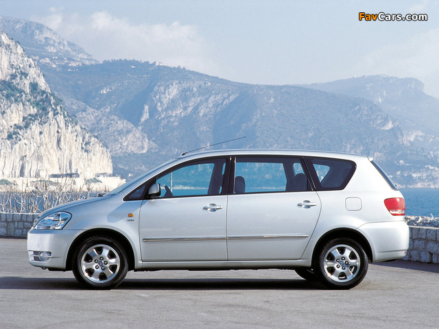 Toyota Avensis Verso 2001–03 pictures (640 x 480)