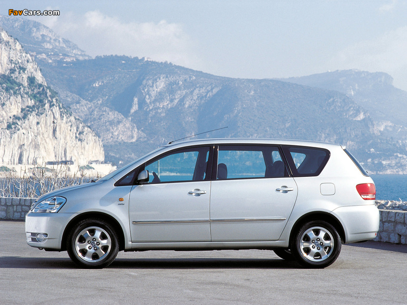 Toyota Avensis Verso 2001–03 pictures (800 x 600)