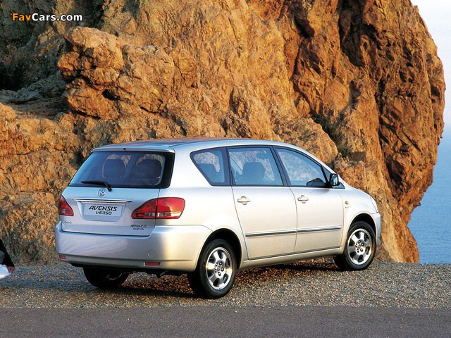 Toyota Avensis Verso 2001–03 wallpapers (640 x 480)