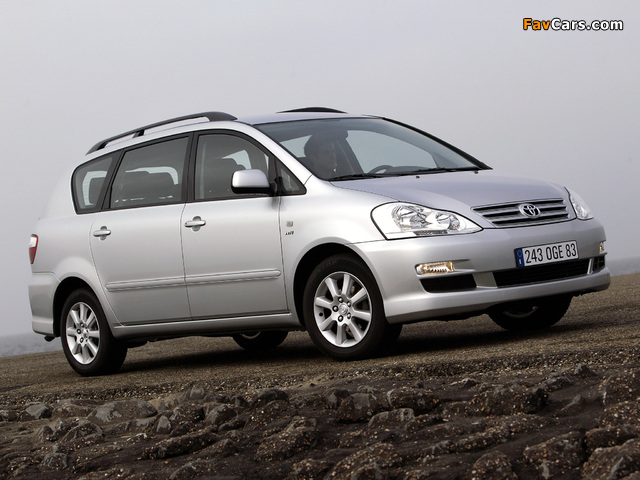 Toyota Avensis Verso 2003–09 pictures (640 x 480)