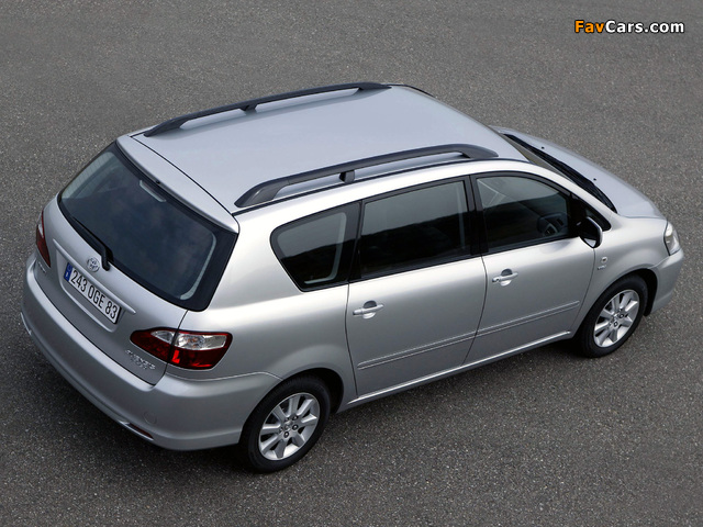 Toyota Avensis Verso 2003–09 pictures (640 x 480)
