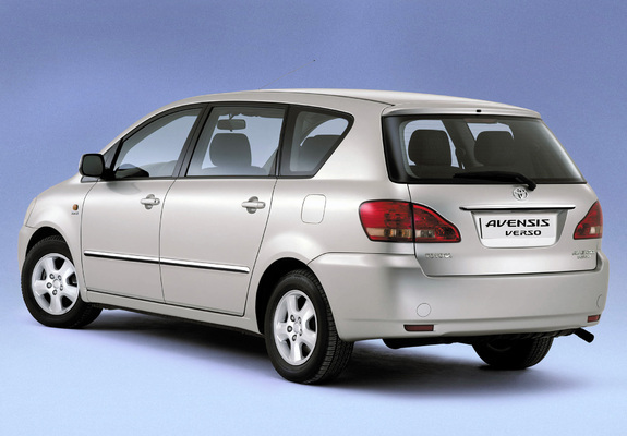 Toyota Avensis Verso 2001–03 images