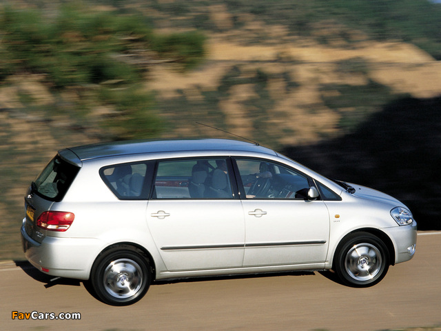 Toyota Avensis Verso 2001–03 pictures (640 x 480)