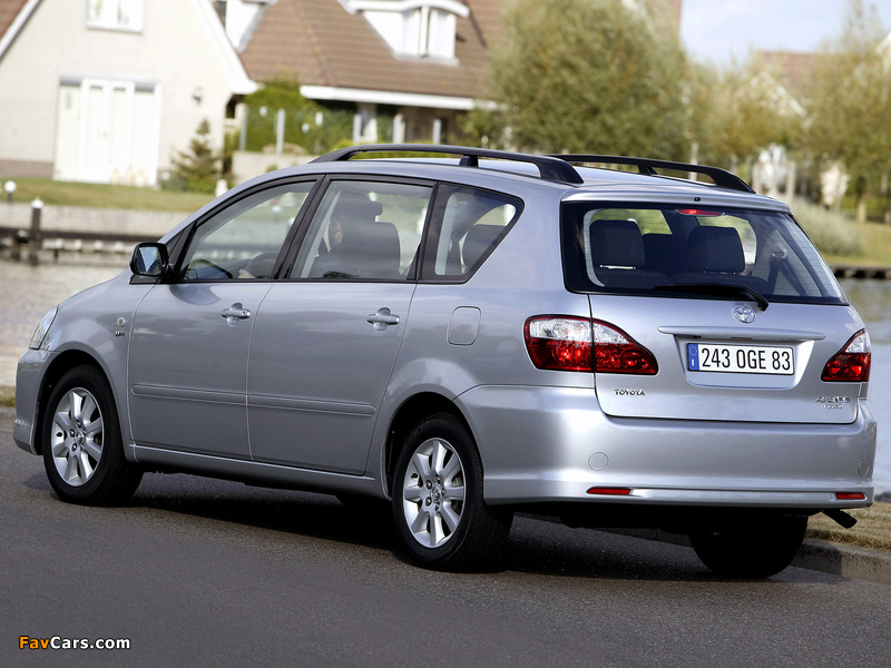 Toyota Avensis Verso 2003–09 images (800 x 600)