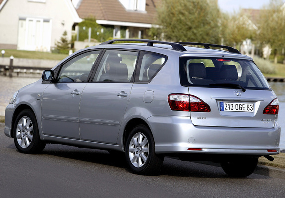 Toyota Avensis Verso 2003–09 images