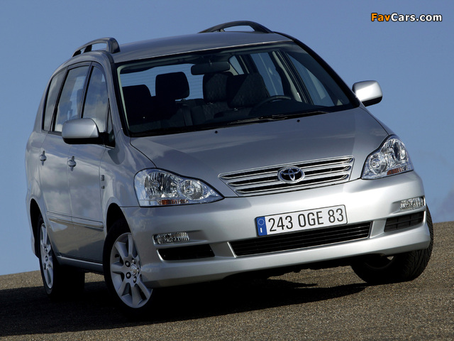 Toyota Avensis Verso 2003–09 pictures (640 x 480)