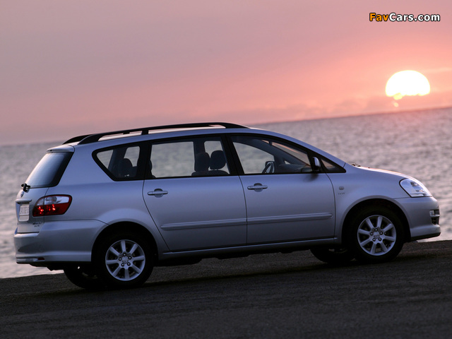 Toyota Avensis Verso 2003–09 wallpapers (640 x 480)
