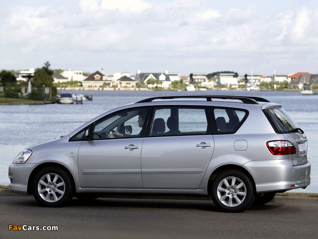 Toyota Avensis Verso 2003–09 wallpapers (640 x 480)