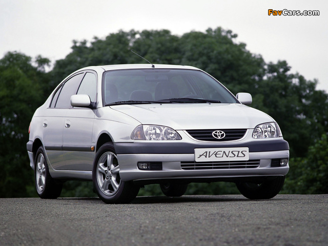 Images of Toyota Avensis Sedan 2000–02 (640 x 480)