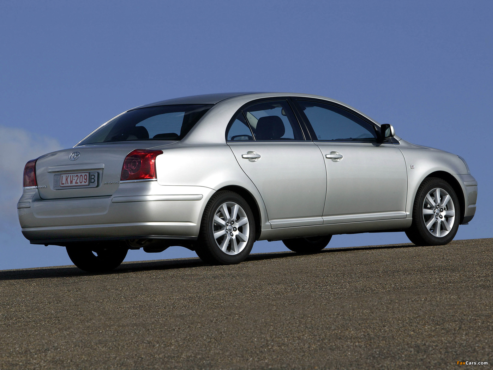 Images of Toyota Avensis Sedan 2003–06 (1600 x 1200)