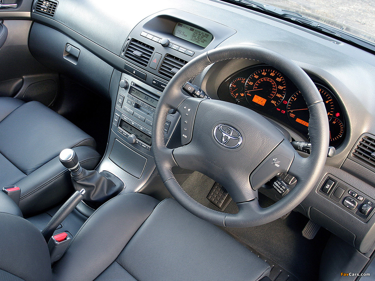 Images of Toyota Avensis Hatchback UK-spec 2003–06 (1280 x 960)