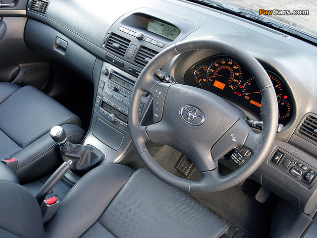 Images of Toyota Avensis Hatchback UK-spec 2003–06 (640 x 480)