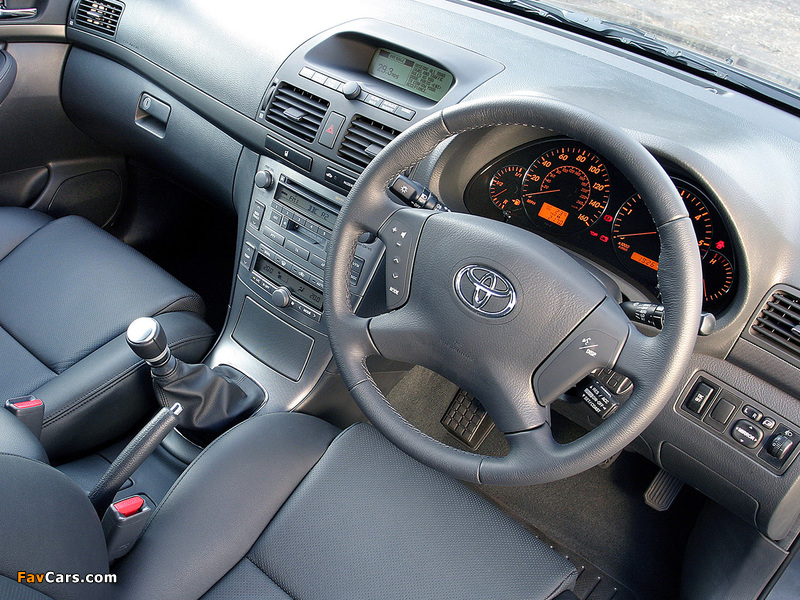 Images of Toyota Avensis Hatchback UK-spec 2003–06 (800 x 600)