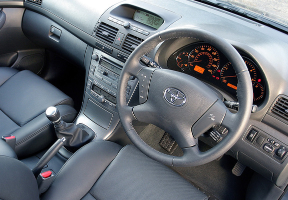 Images of Toyota Avensis Hatchback UK-spec 2003–06