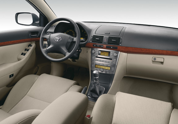 Images of Toyota Avensis Sedan 2006–08