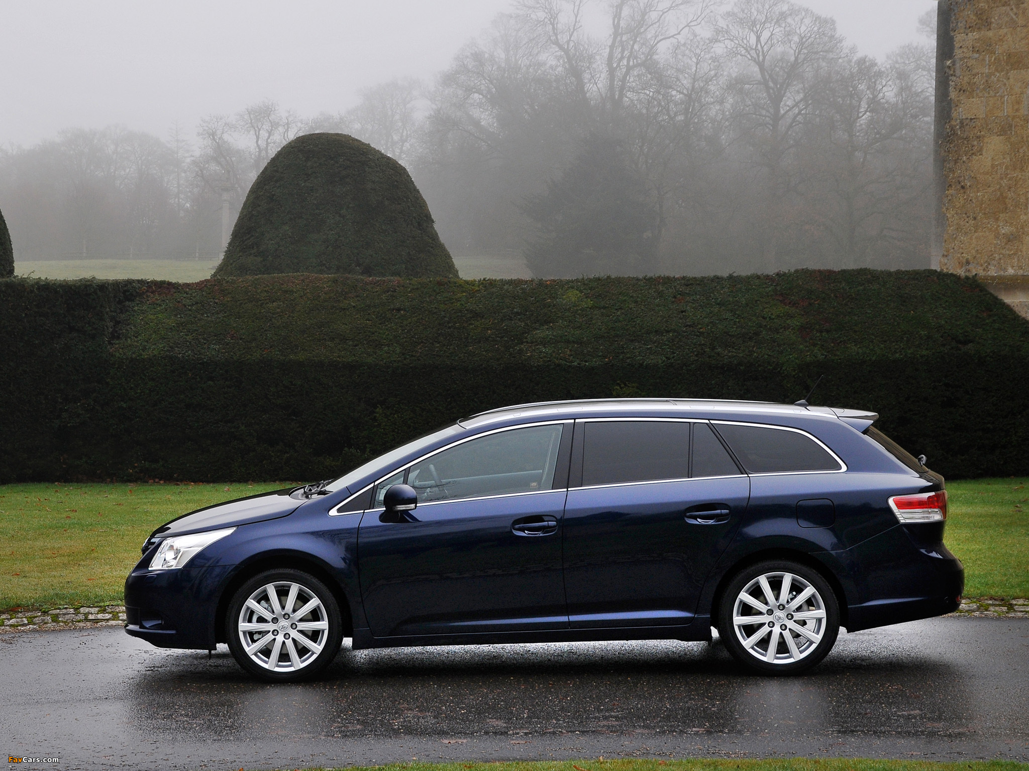 Images of Toyota Avensis Wagon UK-spec 2008–11 (2048 x 1536)