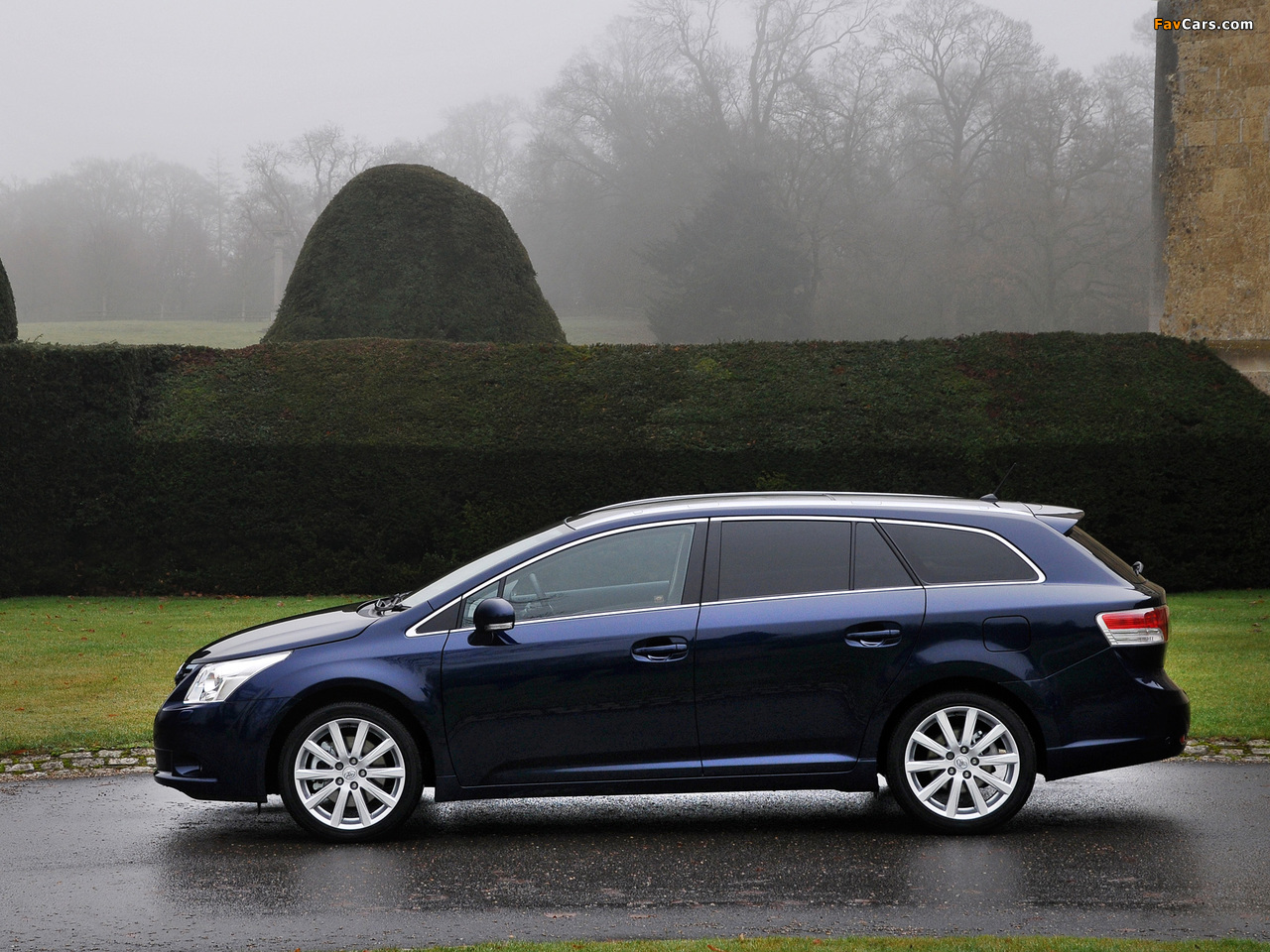 Images of Toyota Avensis Wagon UK-spec 2008–11 (1280 x 960)