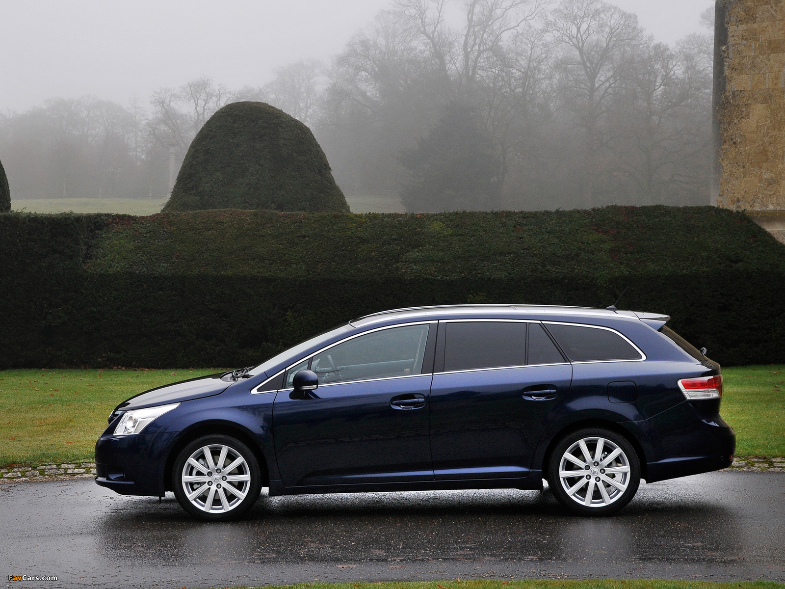 Images of Toyota Avensis Wagon UK-spec 2008–11 (1600 x 1200)