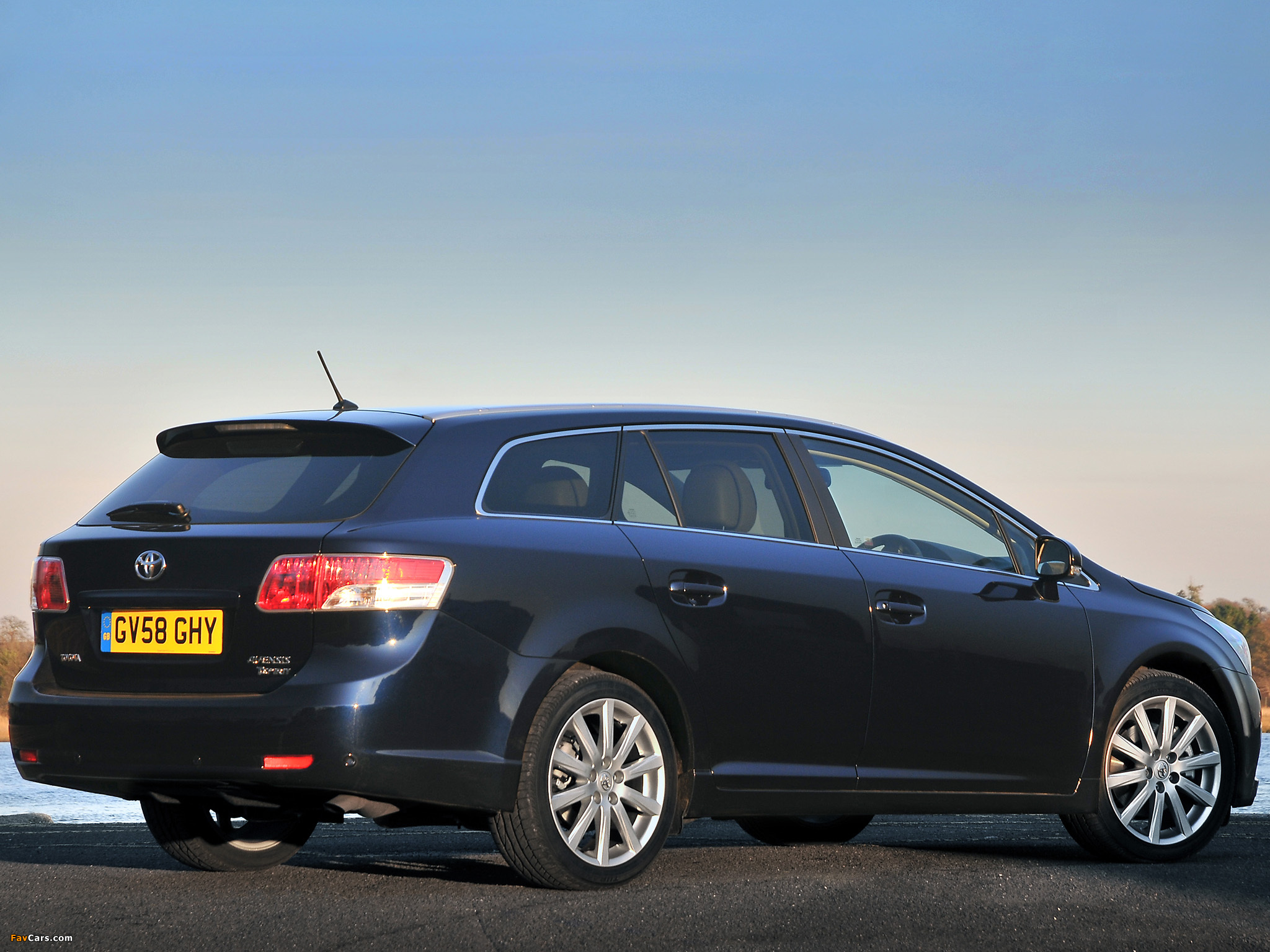 Images of Toyota Avensis Wagon UK-spec 2008–11 (2048 x 1536)