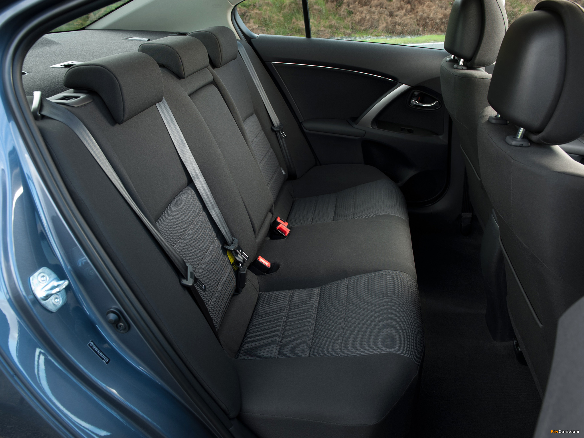 Images of Toyota Avensis Sedan UK-spec 2011 (2048 x 1536)