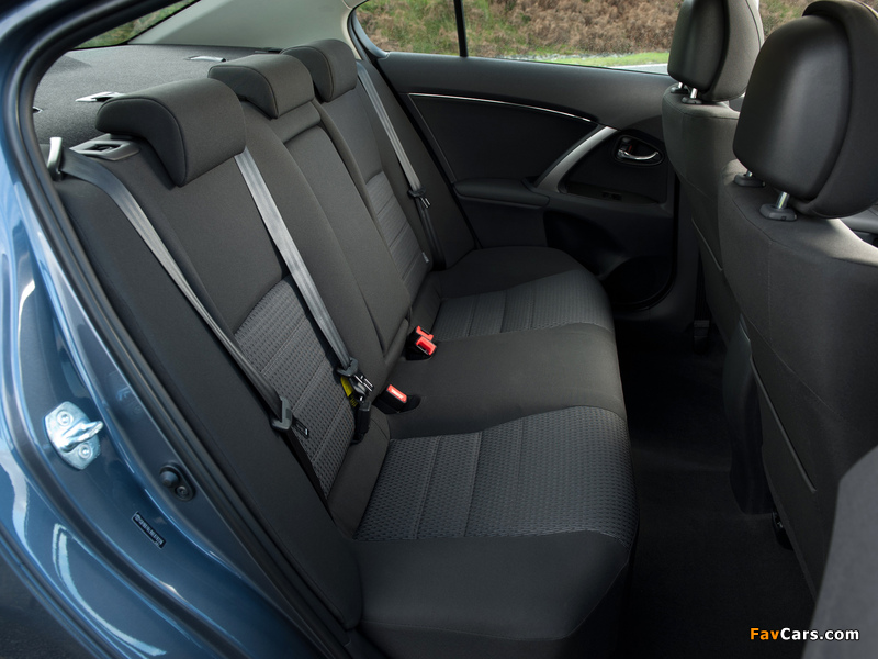 Images of Toyota Avensis Sedan UK-spec 2011 (800 x 600)