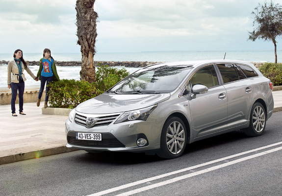 Images of Toyota Avensis Wagon 2011