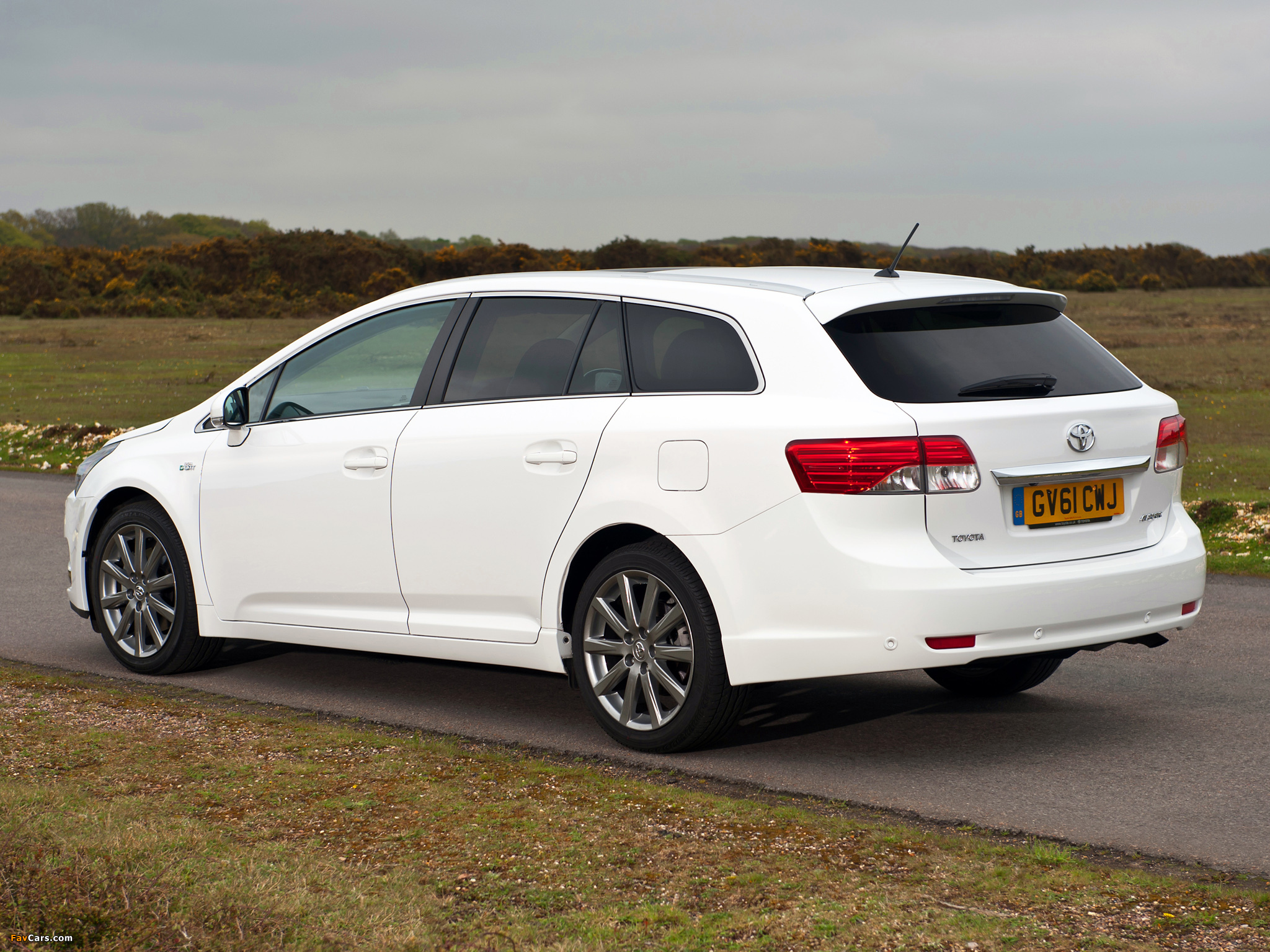 Images of Toyota Avensis Wagon UK-spec 2012 (2048 x 1536)