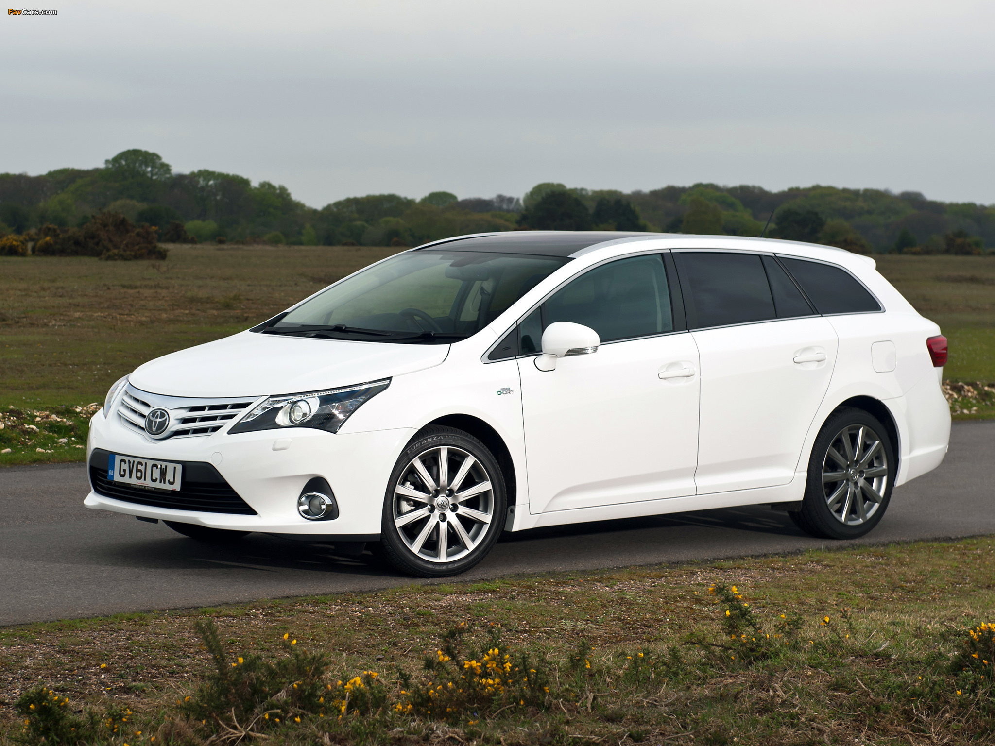 Images of Toyota Avensis Wagon UK-spec 2012 (2048 x 1536)