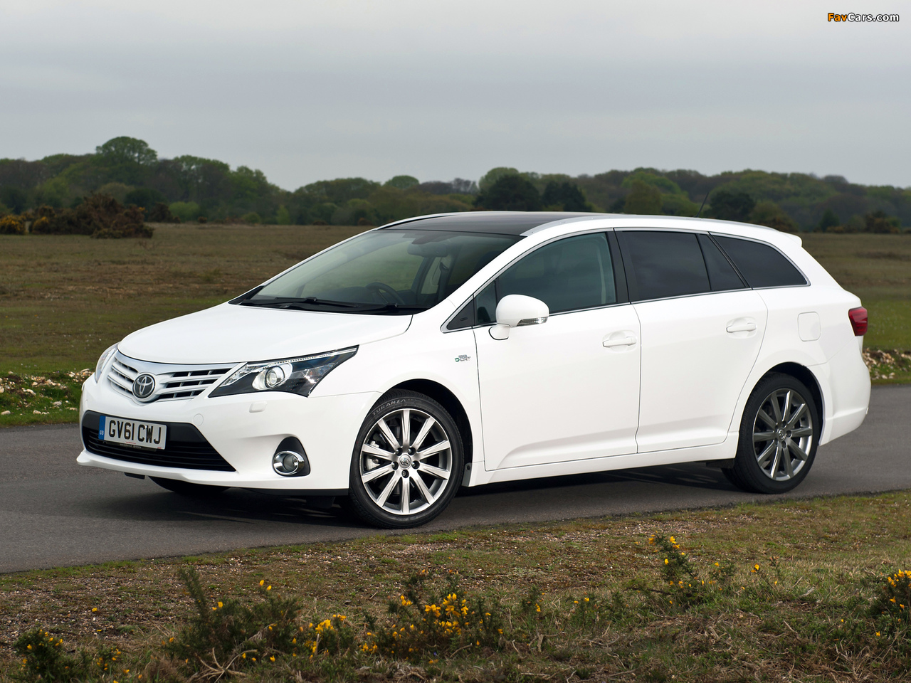 Images of Toyota Avensis Wagon UK-spec 2012 (1280 x 960)