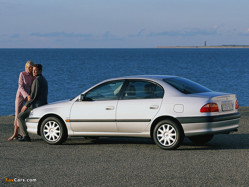 Photos of Toyota Avensis Sedan 2000–02 (800 x 600)