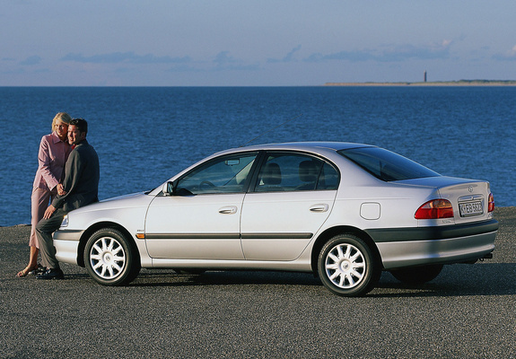 Photos of Toyota Avensis Sedan 2000–02