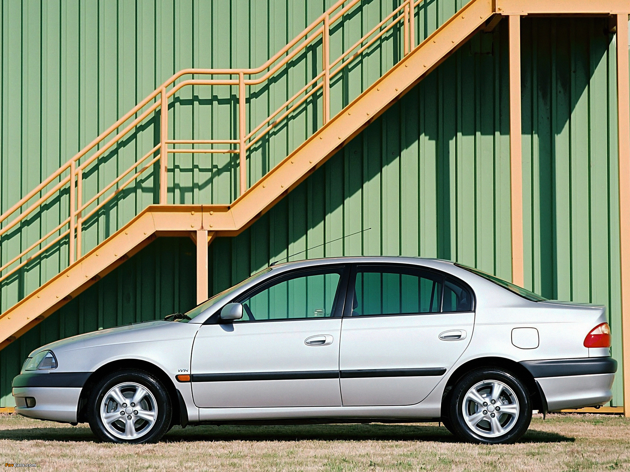 Photos of Toyota Avensis Sedan UK-spec 2000–02 (2048 x 1536)