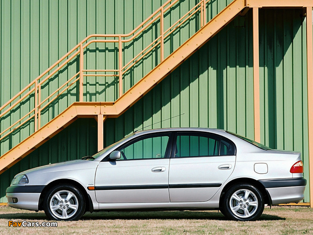 Photos of Toyota Avensis Sedan UK-spec 2000–02 (640 x 480)