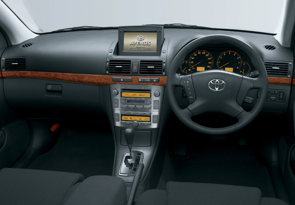 Photos of Toyota Avensis Sedan JP-spec 2003–05