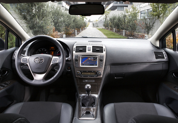 Photos of Toyota Avensis Wagon 2011
