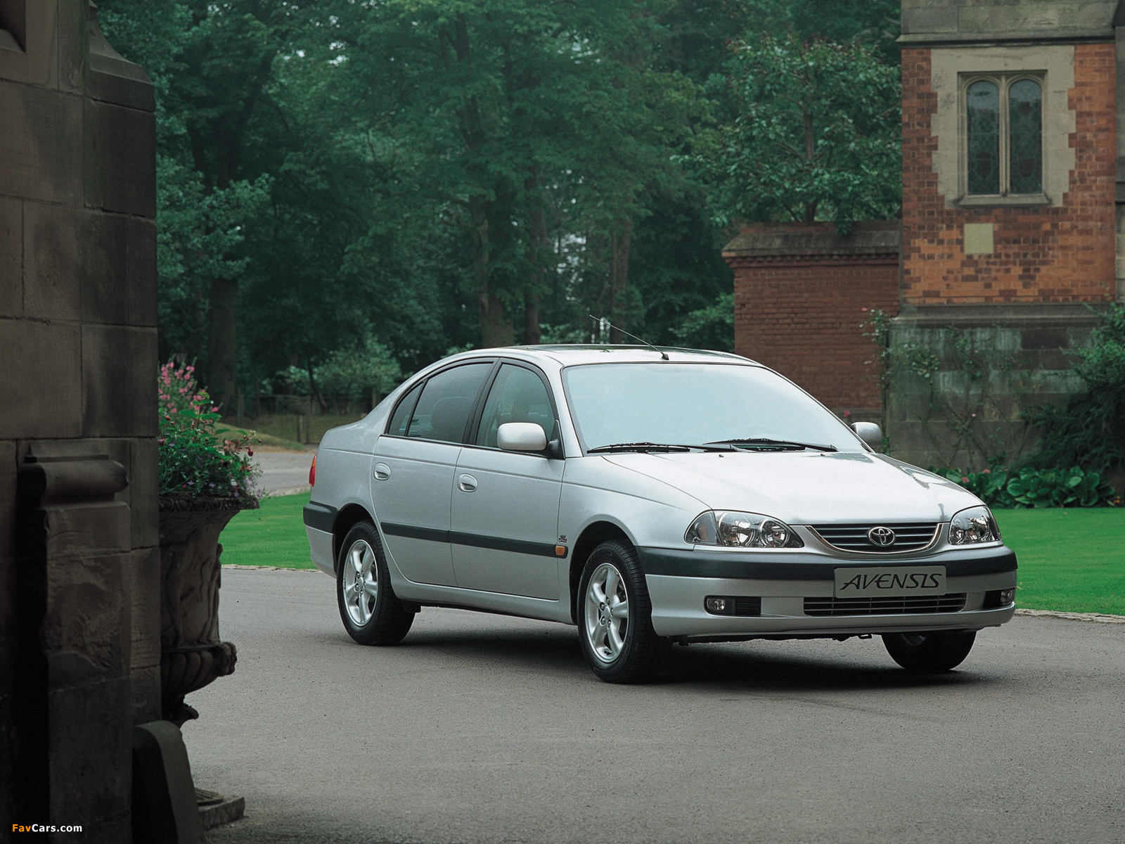 Pictures of Toyota Avensis Sedan 2000–02 (1600 x 1200)