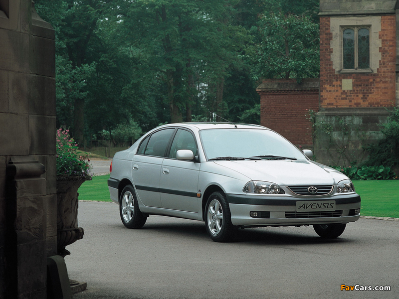 Pictures of Toyota Avensis Sedan 2000–02 (800 x 600)