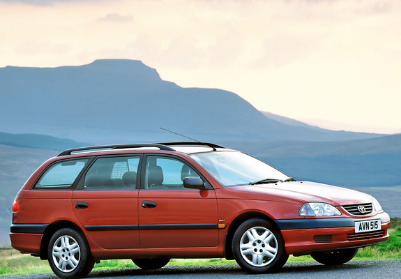 Pictures of Toyota Avensis Estate 2000–02