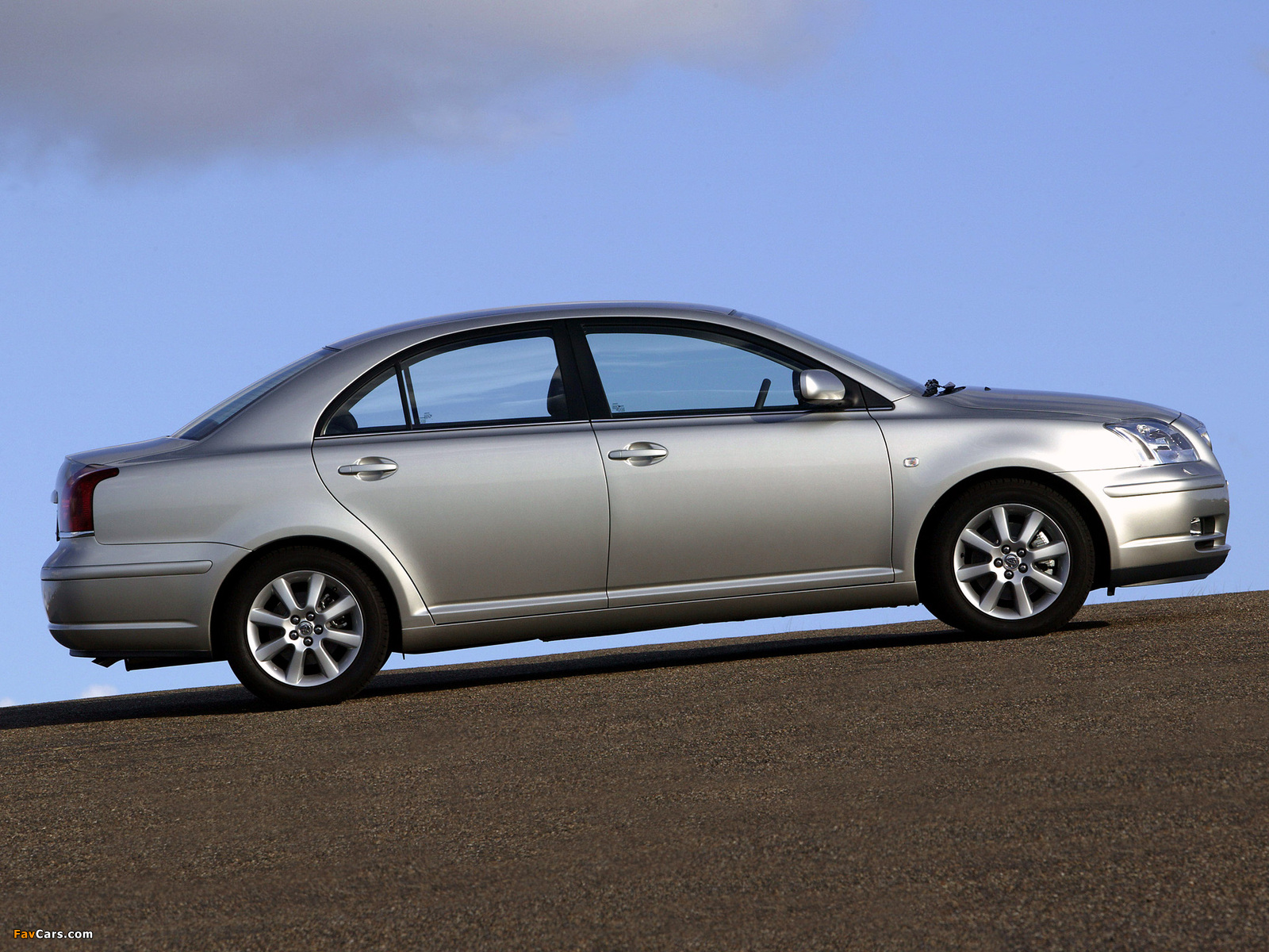 Pictures of Toyota Avensis Sedan 2003–06 (1600 x 1200)