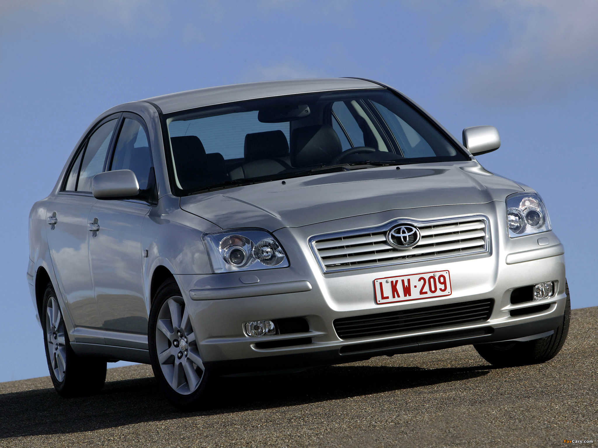 Pictures of Toyota Avensis Sedan 2003–06 (2048 x 1536)