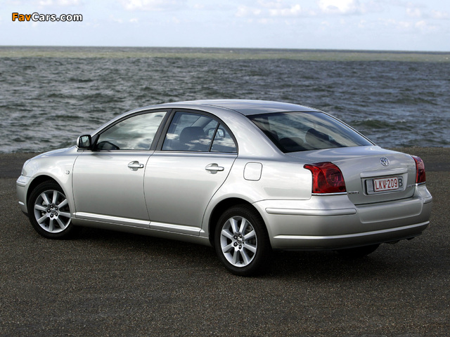 Pictures of Toyota Avensis Sedan 2003–06 (640 x 480)