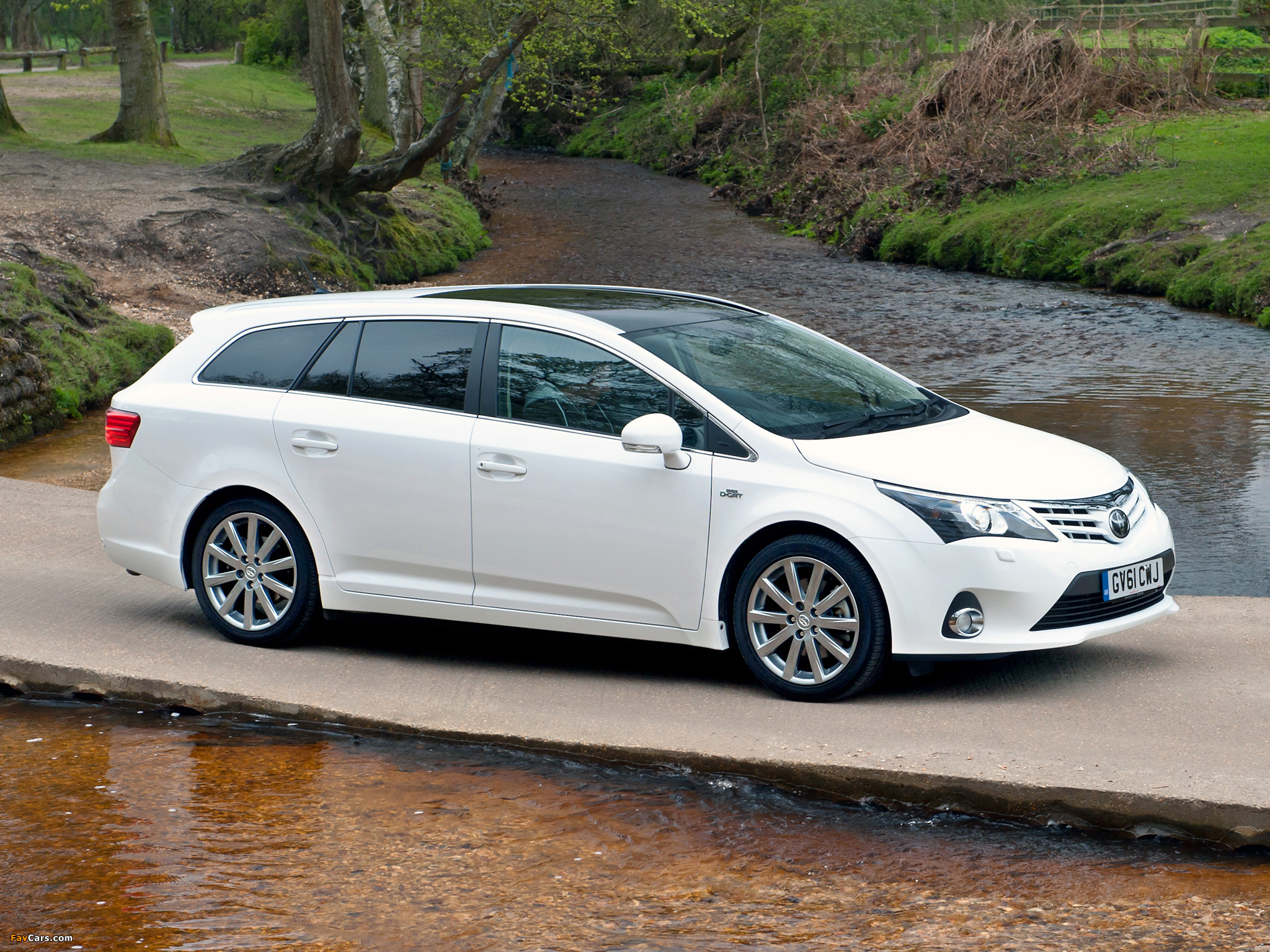 Pictures of Toyota Avensis Wagon UK-spec 2012 (2048 x 1536)